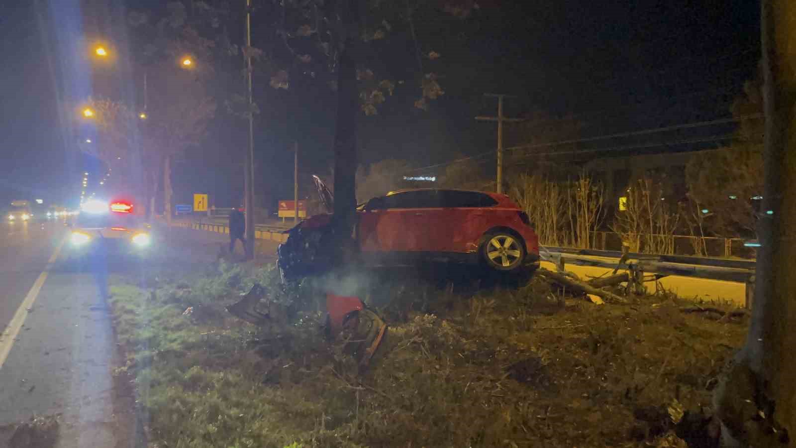 kontrolden-cikan-arac-agacin-uzerine-cikti-1-agir-yarali