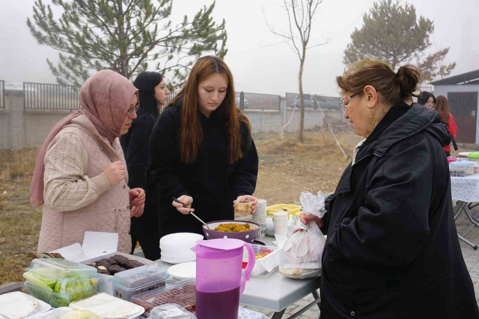 kutahya-abdulhamid-han-anadolu-lisesinden-gazze-icin-hayir-carsisi