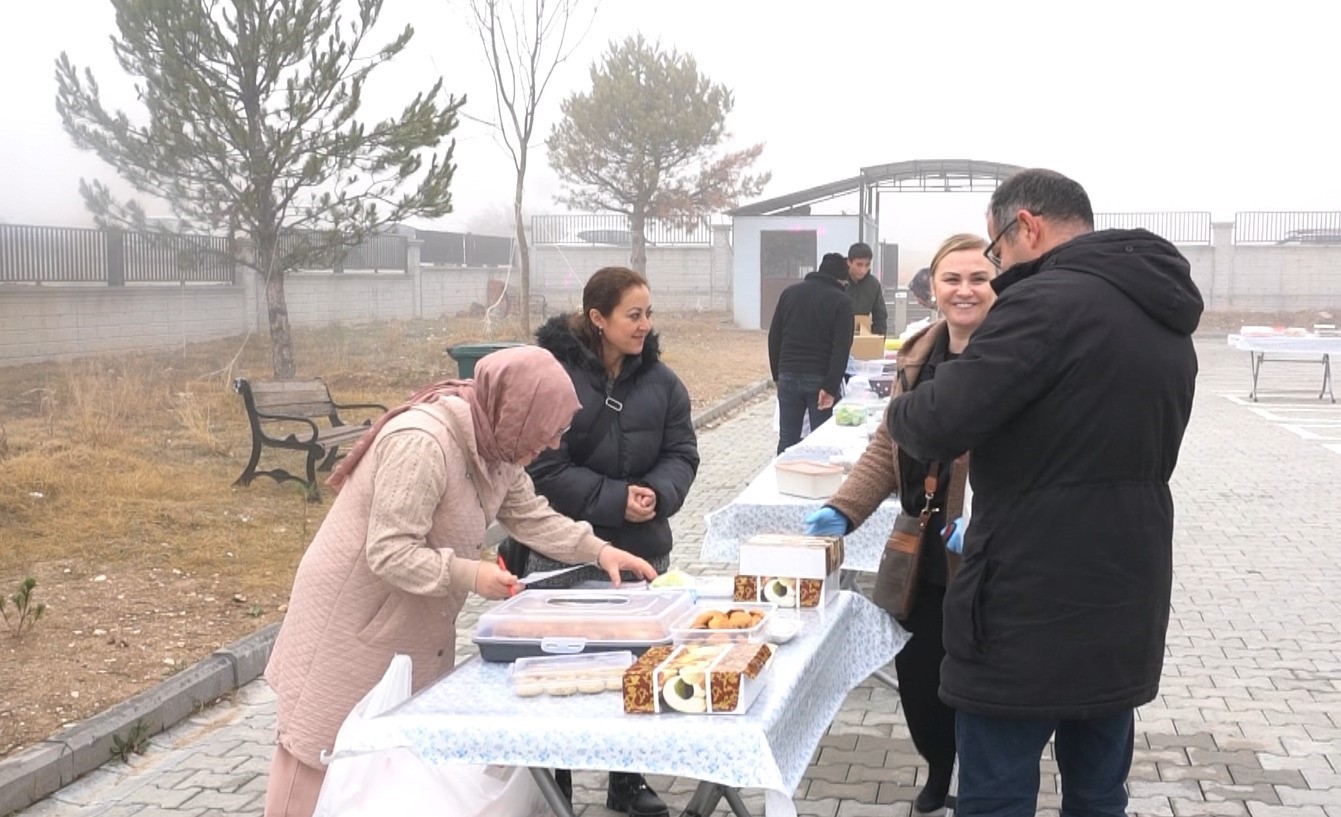 kutahya-abdulhamid-han-anadolu-lisesinden-gazze-icin-hayir-carsisi