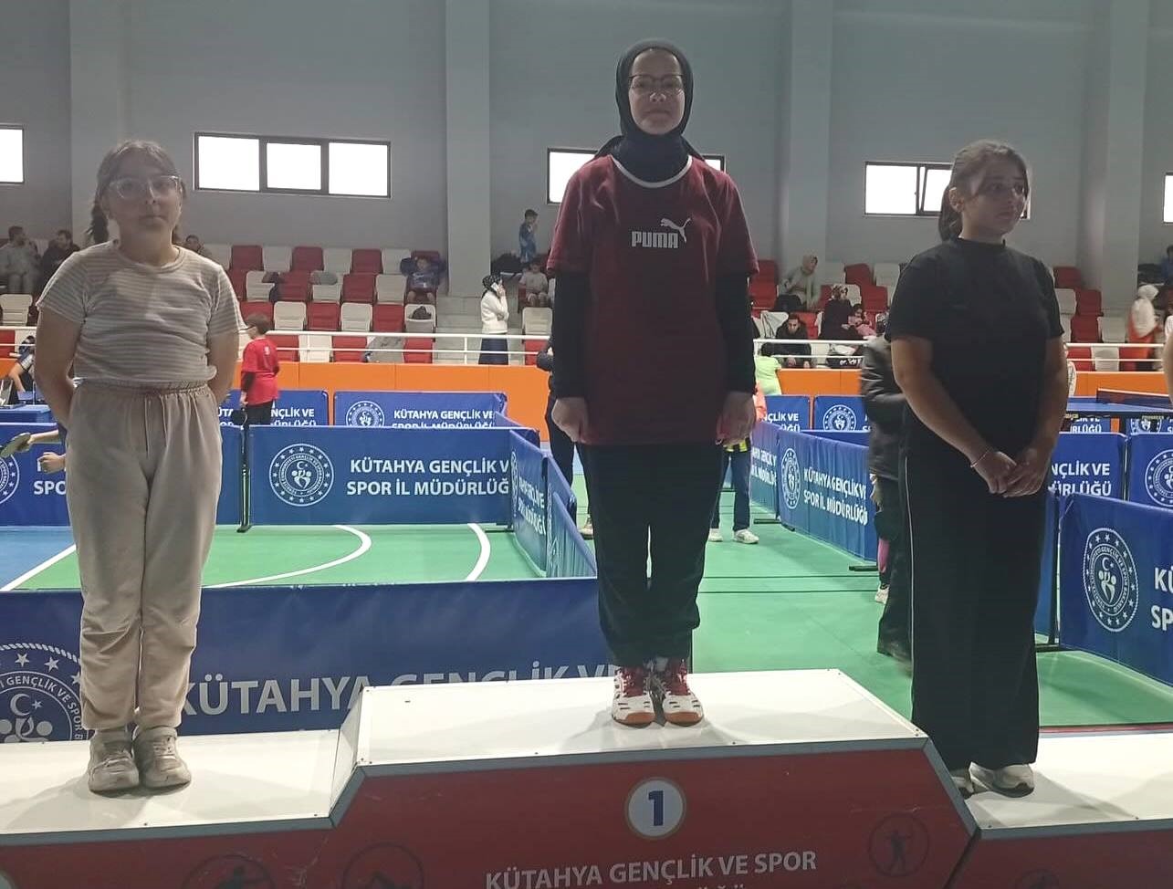 kutahya-aksemsettin-kiz-anadolu-imam-hatip-lisesinin-masa-tenisi-basarisi