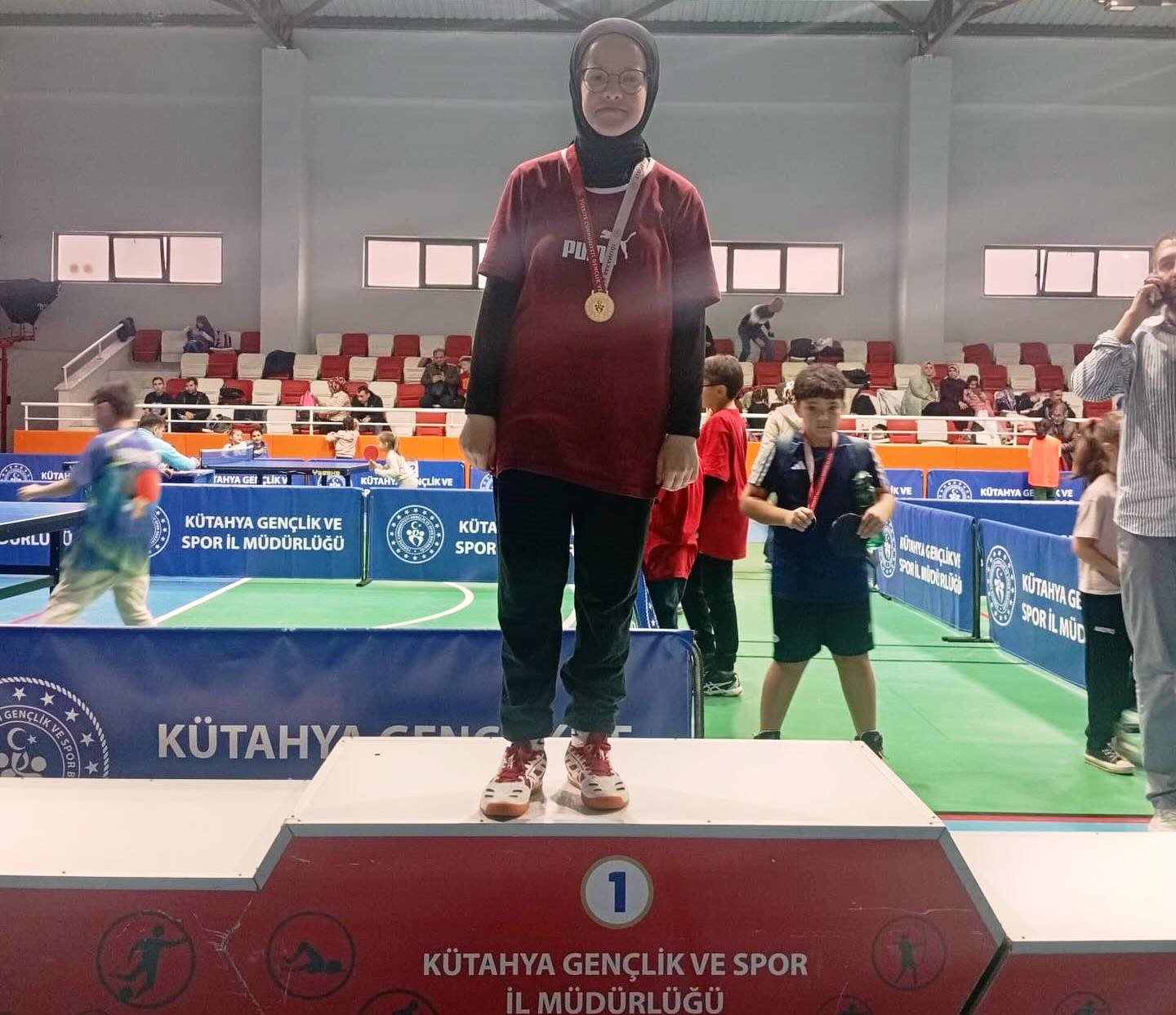 kutahya-aksemsettin-kiz-anadolu-imam-hatip-lisesinin-masa-tenisi-basarisi