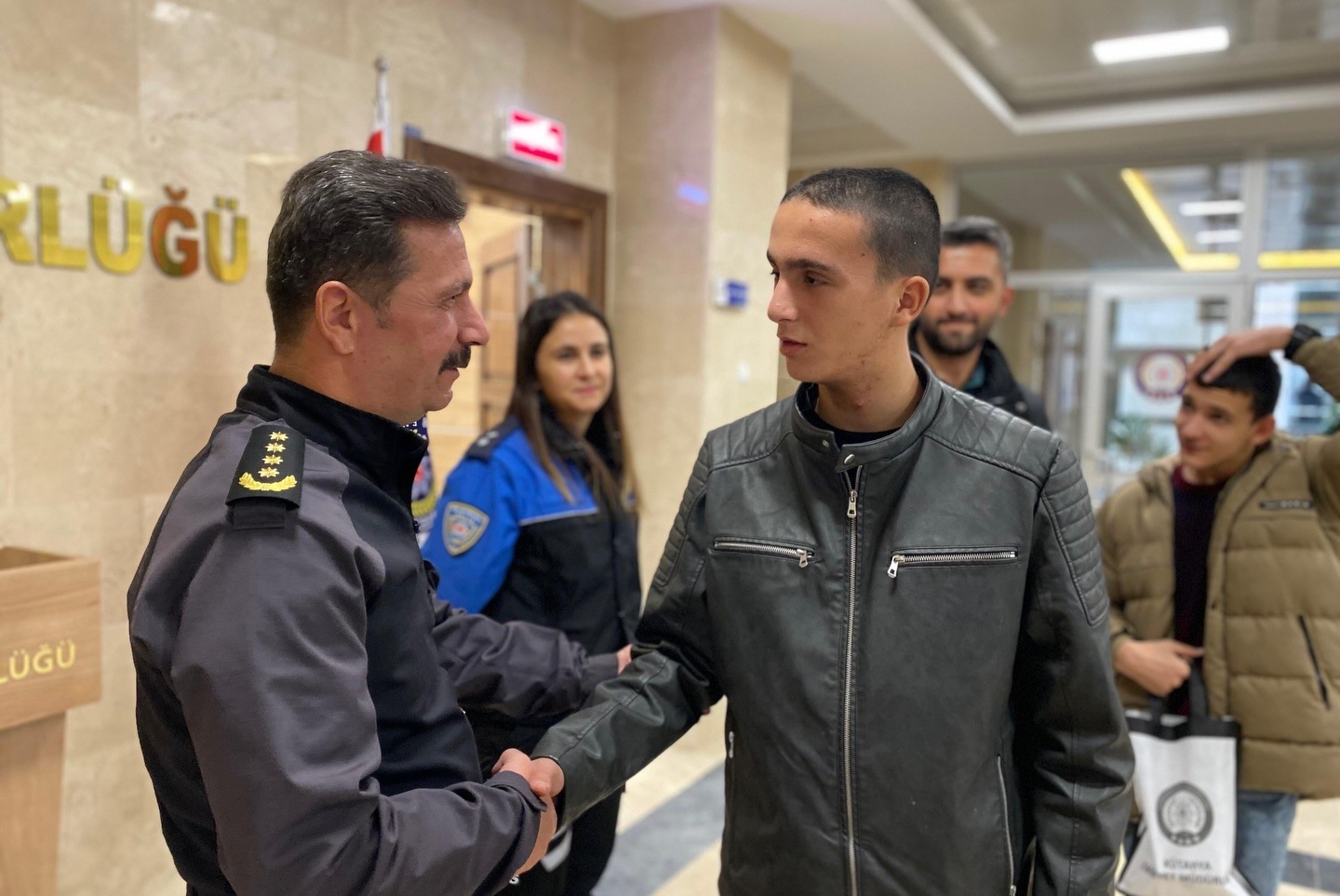 kutahya-il-emniyet-muduru-elbir-ozel-ogrencilerle-bir-araya-geldi