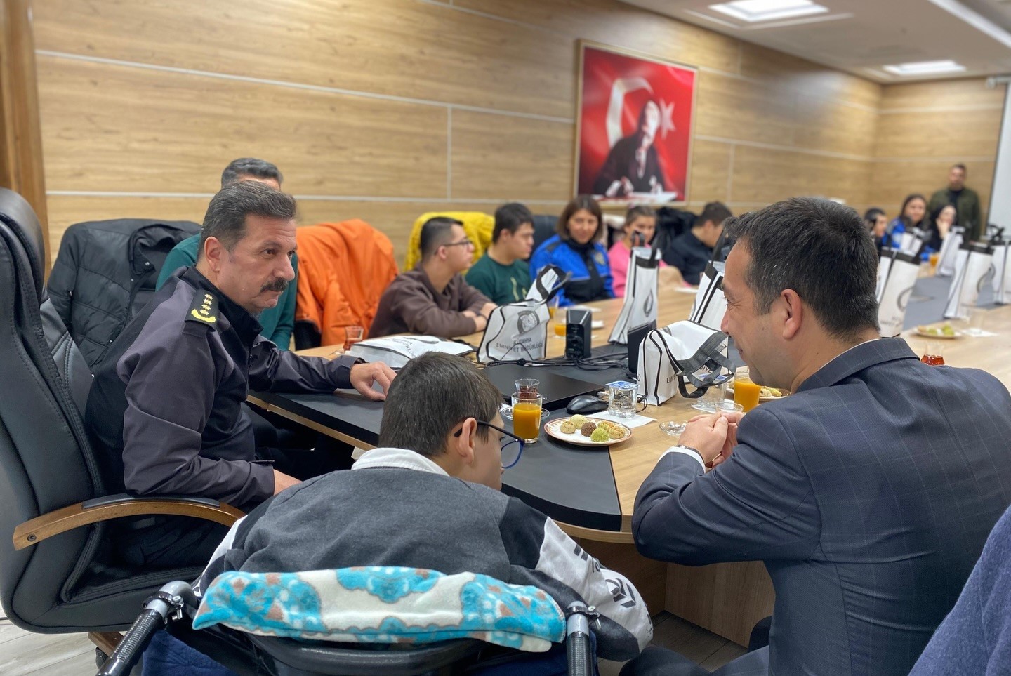 kutahya-il-emniyet-muduru-elbir-ozel-ogrencilerle-bir-araya-geldi