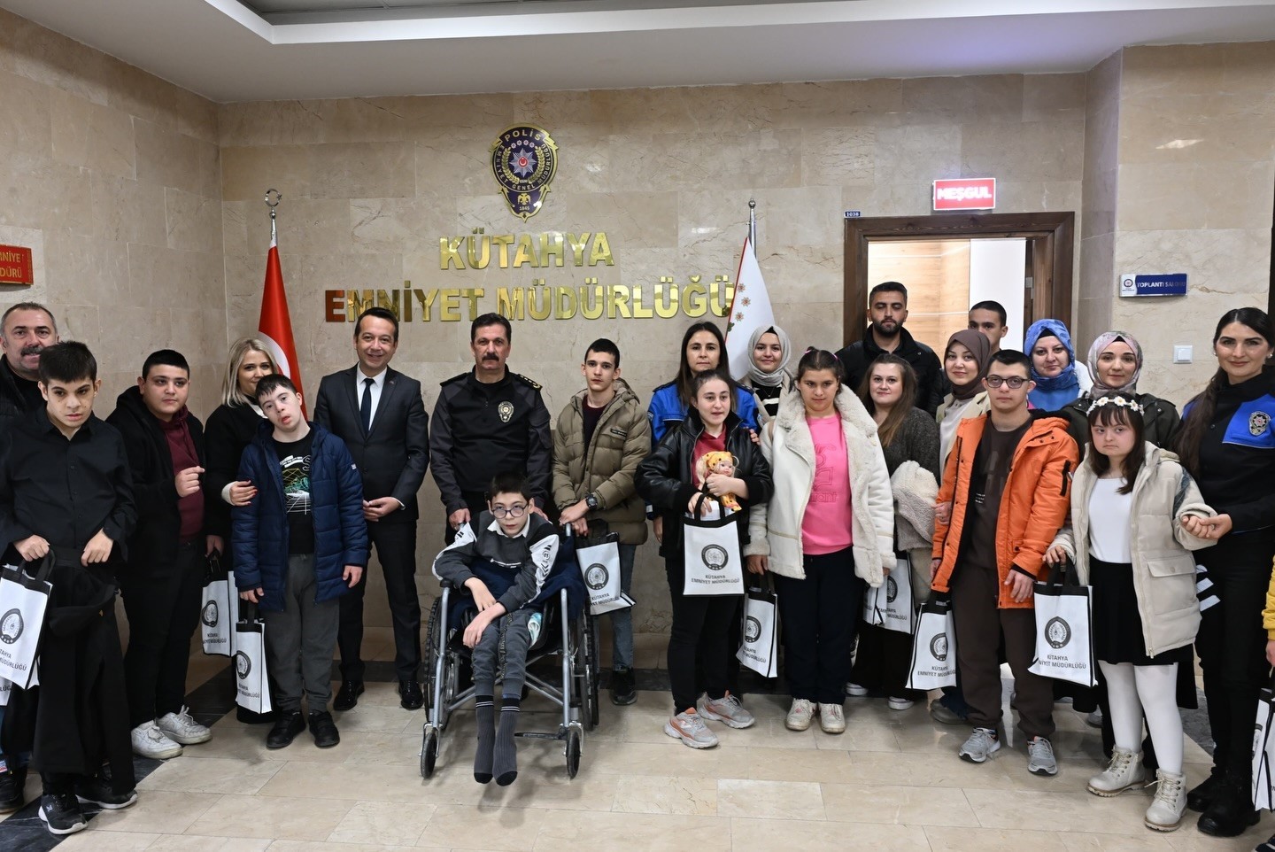 kutahya-il-emniyet-muduru-elbir-ozel-ogrencilerle-bir-araya-geldi