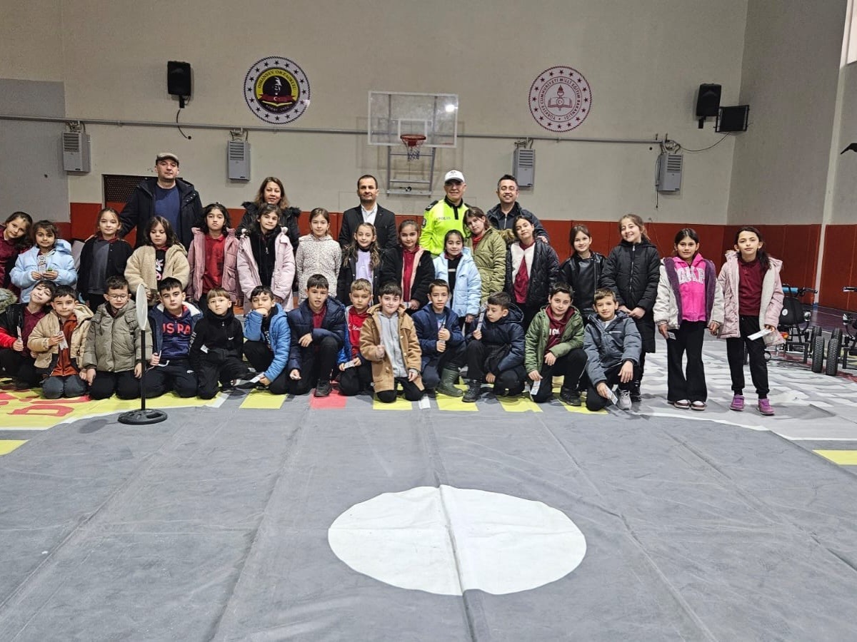 kutahya-il-emniyetinden-simavda-trafik-egitimi-ve-bilgilendirme-faaliyetleri