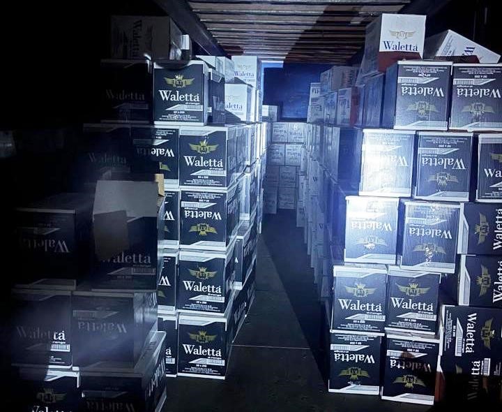 kutahyada-bir-aracta-5-milyon-190-bin-bos-makaron-ele-gecirildi