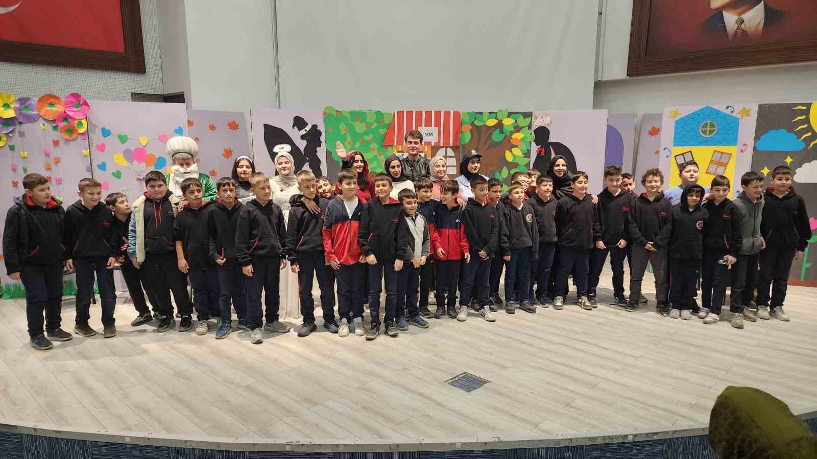 kutahyada-bir-durustluk-hikayesi-adli-cocuk-tiyatrosu-ogrencilerle-bulustu