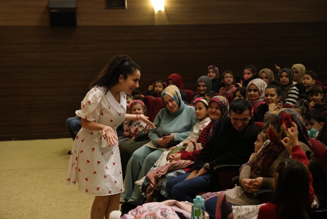 kutahyada-ecem-ile-cilek-vantrolog-gosterisine-cocuklardan-ilgi