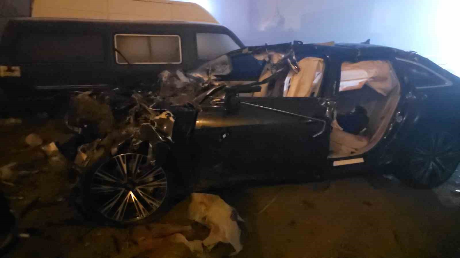 kutahyada-feci-kaza-tira-arkadan-carpan-otomobildeki-4-kisi-hayatini-kaybetti