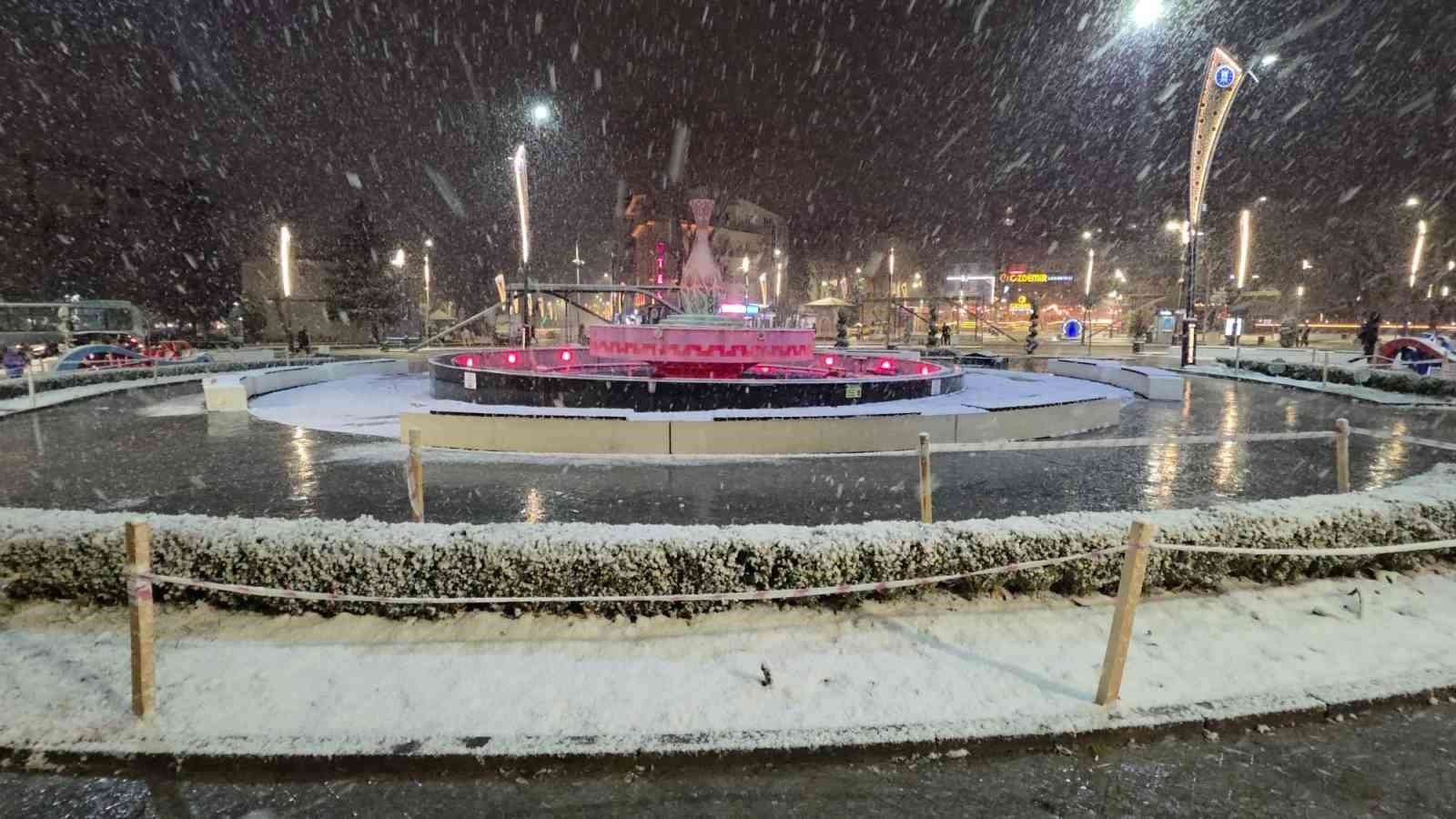 kutahyada-kar-yagisi-kenti-beyaza-burudu