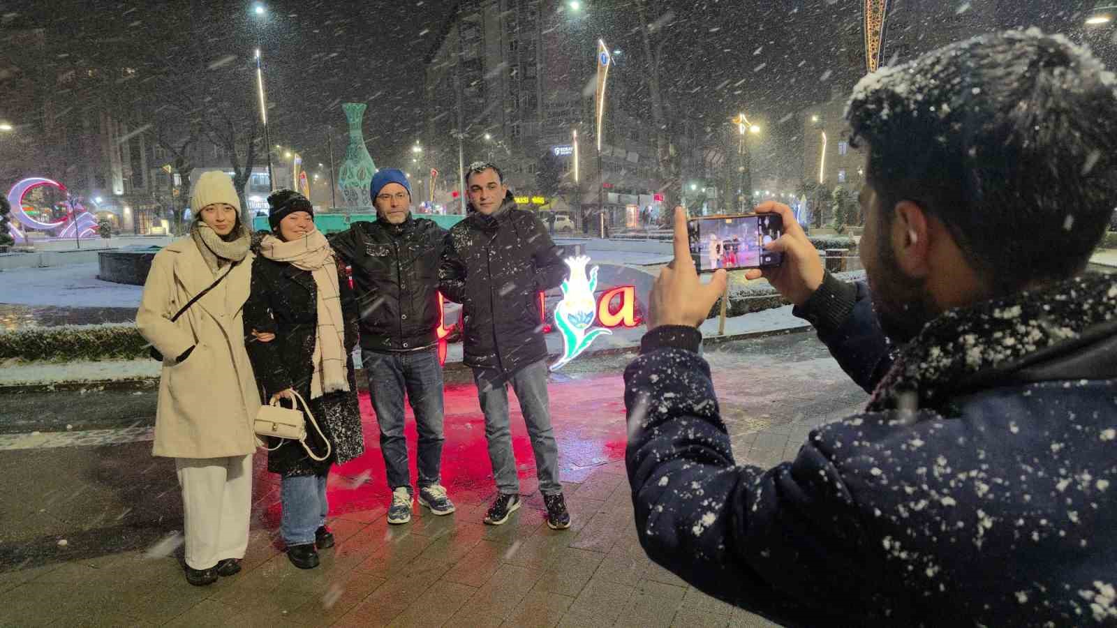 kutahyada-kar-yagisi-kenti-beyaza-burudu