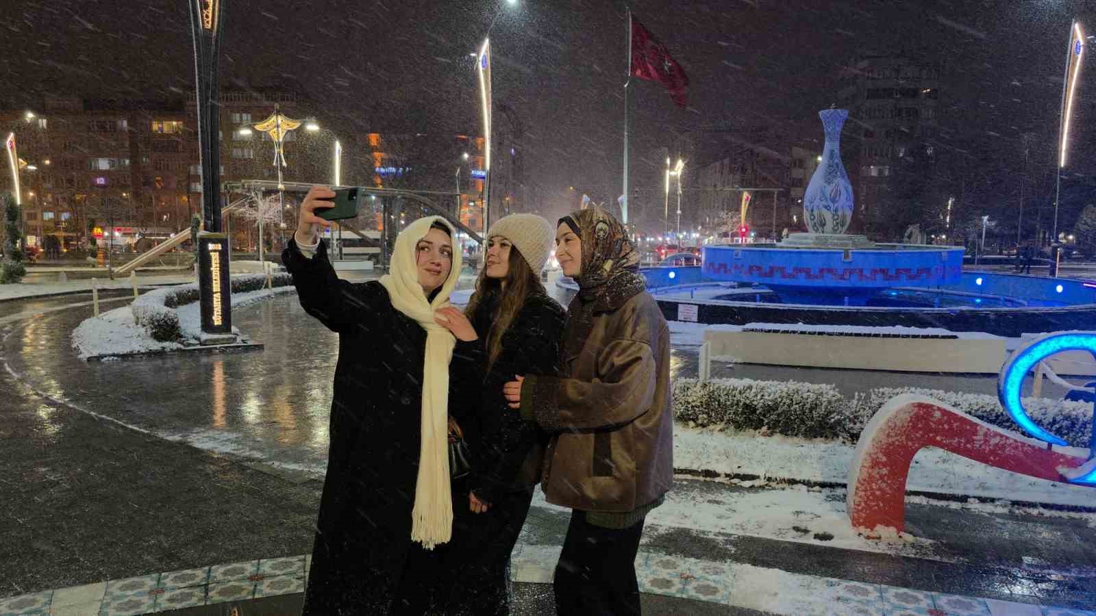 kutahyada-kar-yagisi-kenti-beyaza-burudu