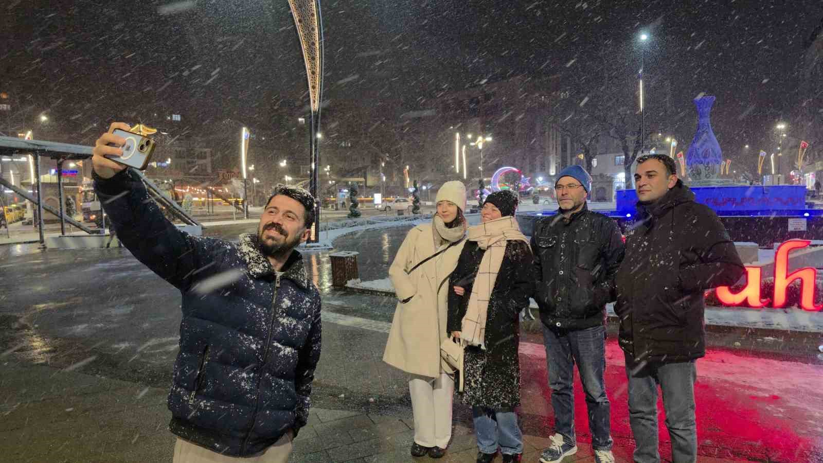 kutahyada-kar-yagisi-kenti-beyaza-burudu