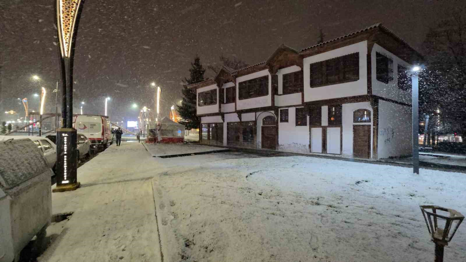 kutahyada-kar-yagisi-kenti-beyaza-burudu