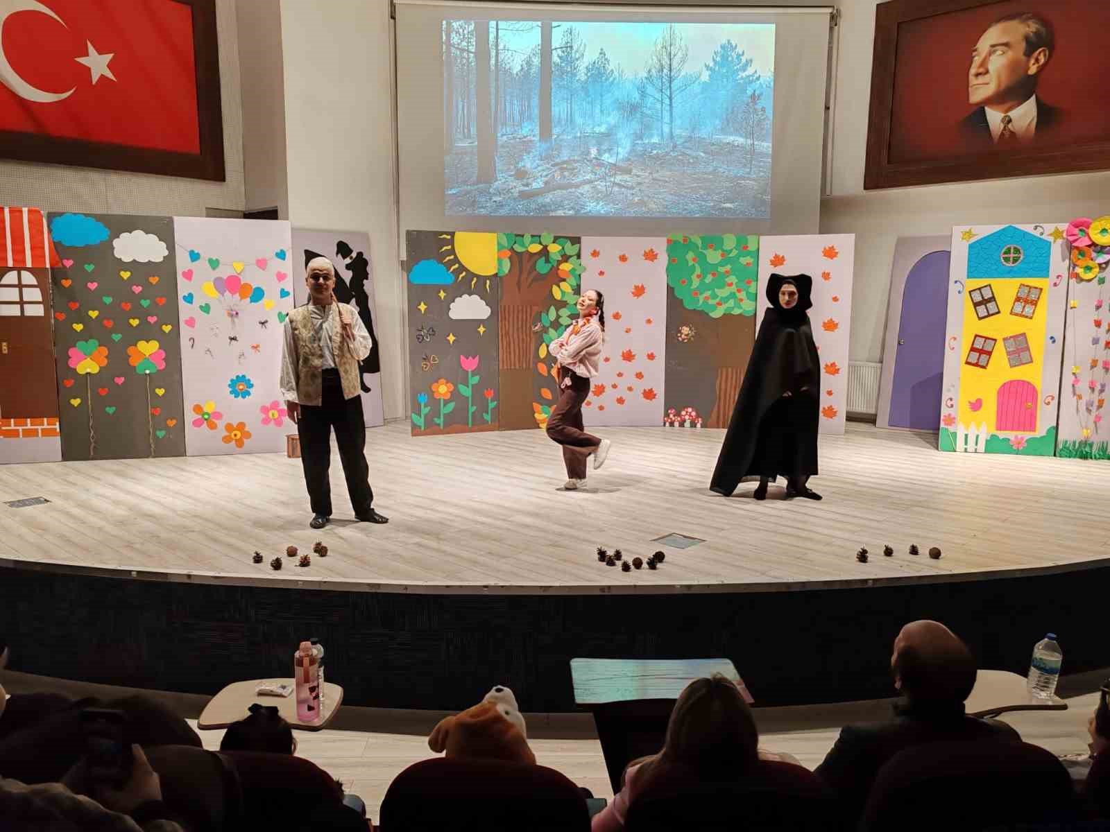 kutahyada-ormanin-sifresi-adli-cocuk-tiyatrosu-ogrencilerle-bulustu