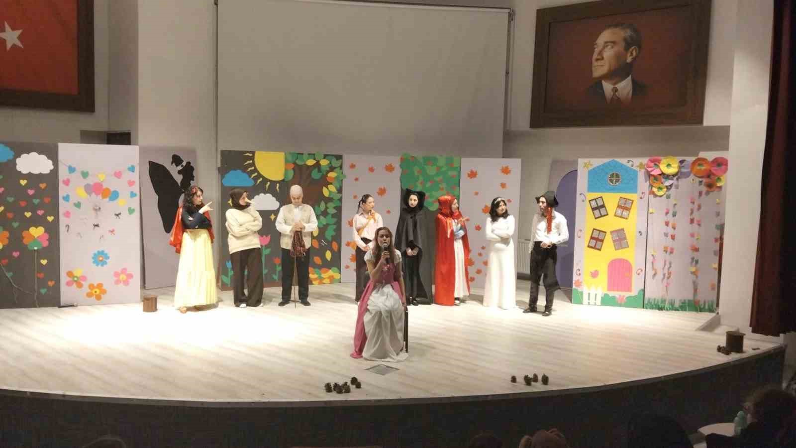 kutahyada-ormanin-sifresi-adli-cocuk-tiyatrosu-ogrencilerle-bulustu