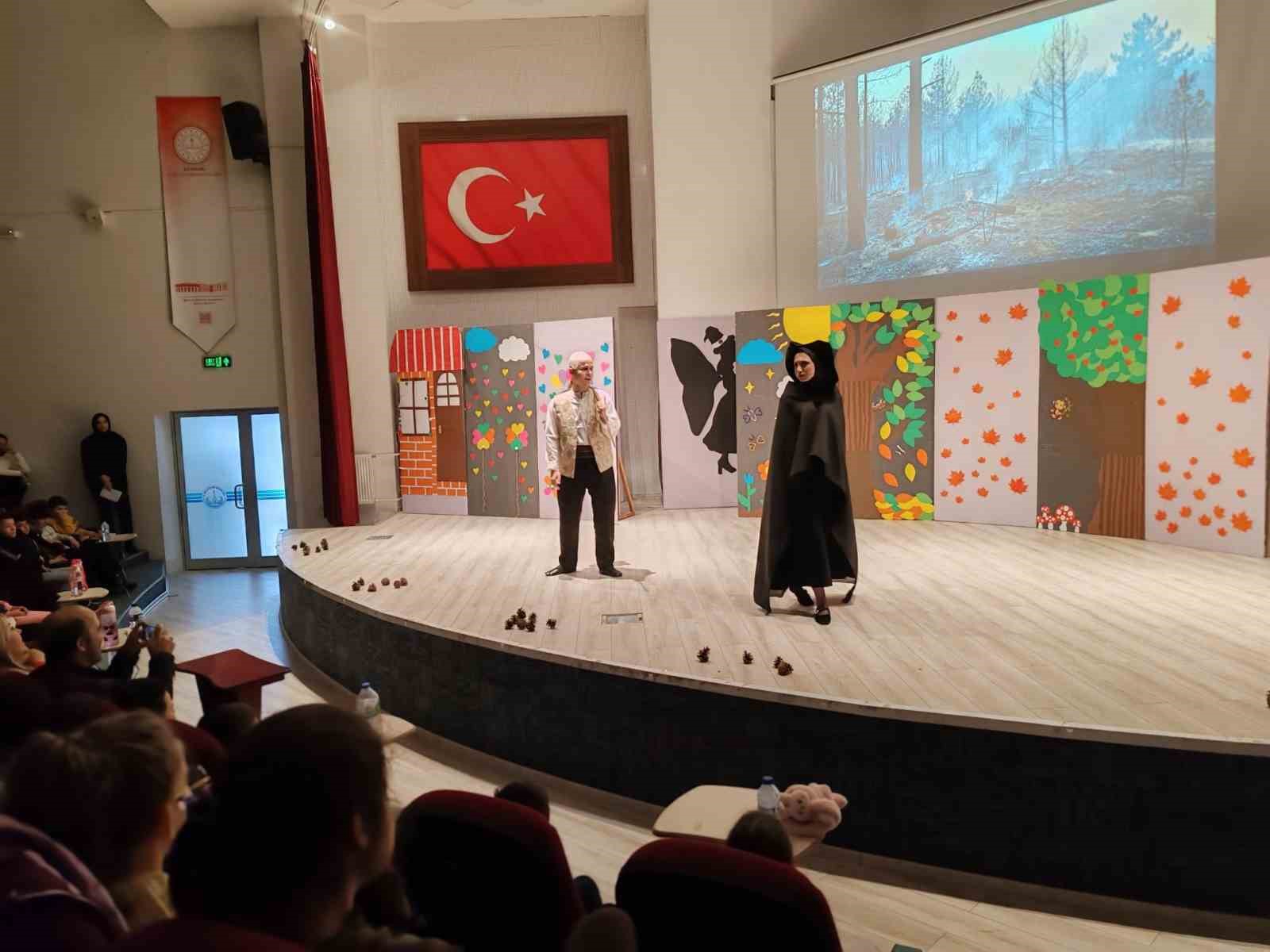 kutahyada-ormanin-sifresi-adli-cocuk-tiyatrosu-ogrencilerle-bulustu