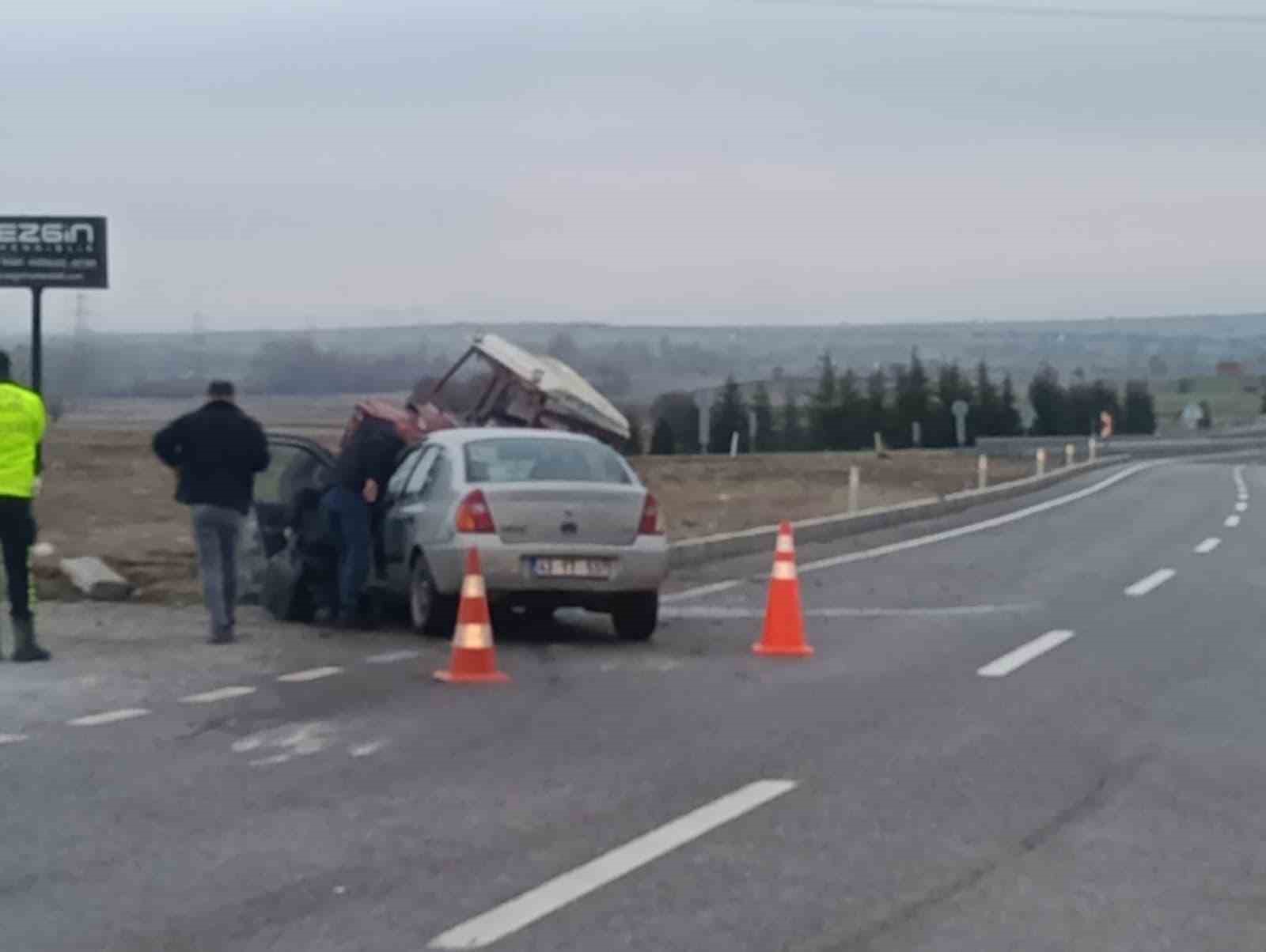 kutahyada-otomobil-ile-traktor-carpisti-2-yarali