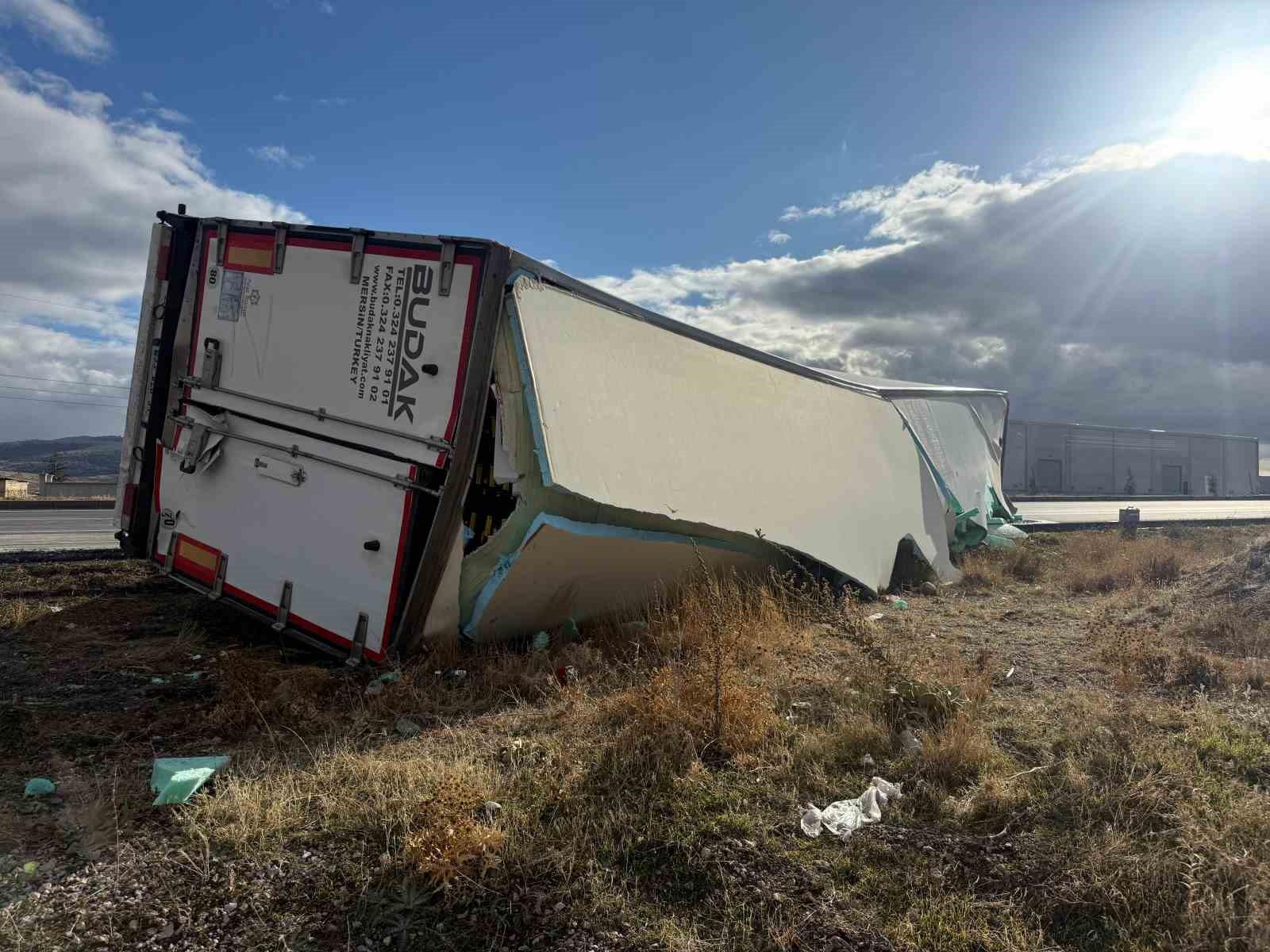 meyve-yuklu-tir-devrildi