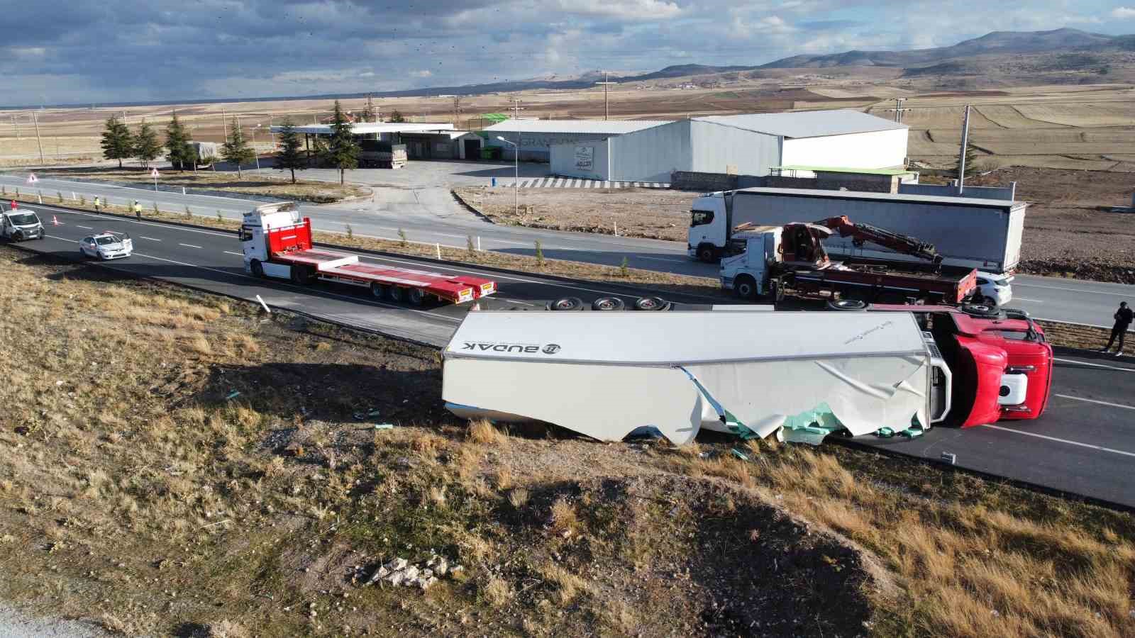 meyve-yuklu-tir-devrildi