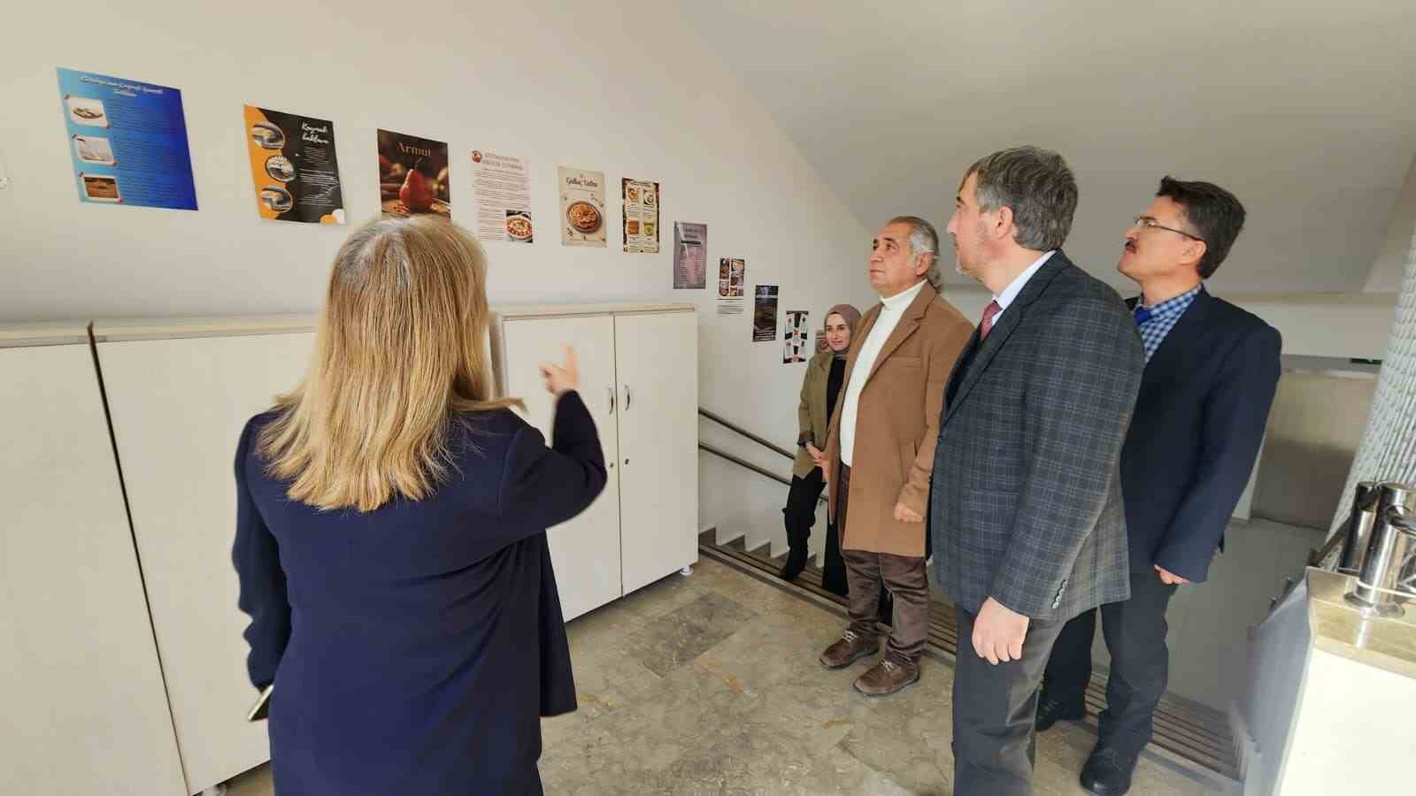 mudur-yilmaz-uluslararasi-yemek-yarismasinda-dereceye-giren-ogrencileri-ziyaret-etti