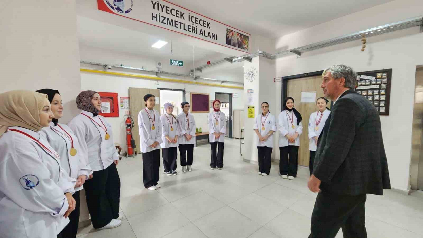 mudur-yilmaz-uluslararasi-yemek-yarismasinda-dereceye-giren-ogrencileri-ziyaret-etti