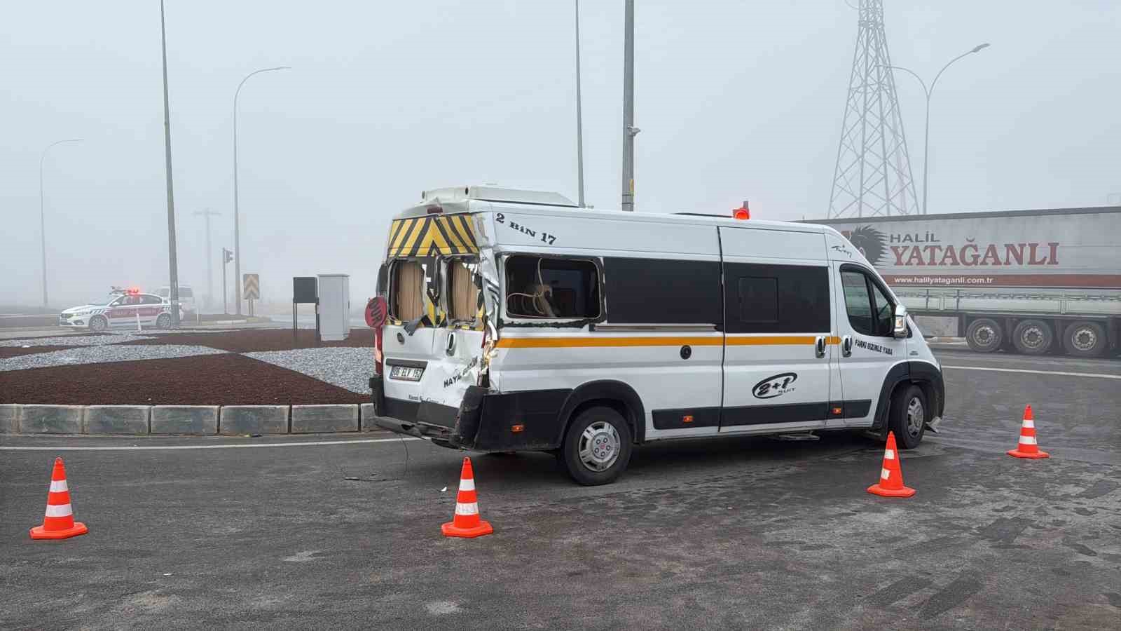 ogrenci-servisi-tir-ve-hafif-ticari-aracin-karistigi-kazada-20-kisi-yaralandi