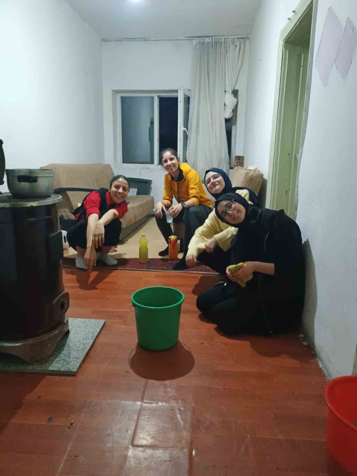 ogrenciler-dunya-gonulluler-gununde-bos-durmadi