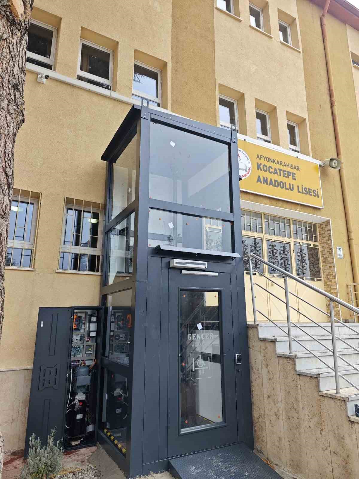 okuldaki-asansor-engelini-vali-kaldirdi