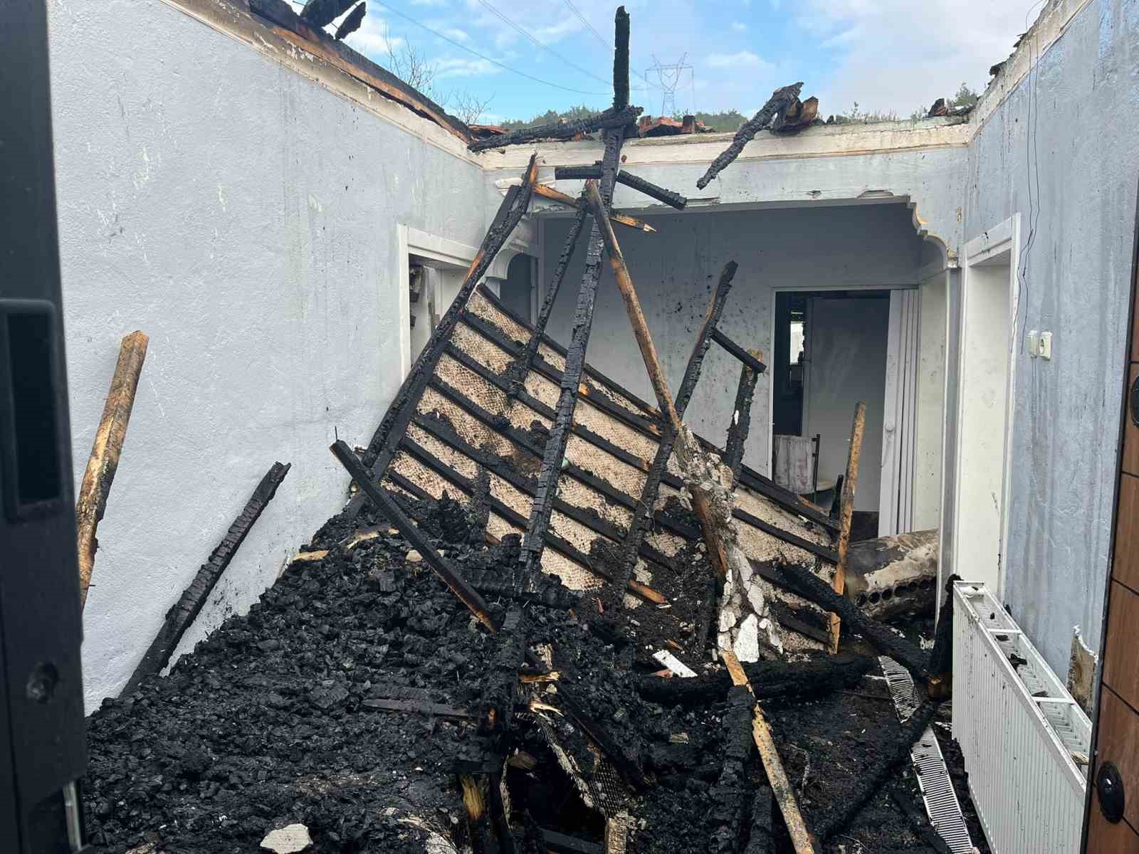 osmanelide-ev-yangini-esyalar-kullanilamaz-hale-geldi