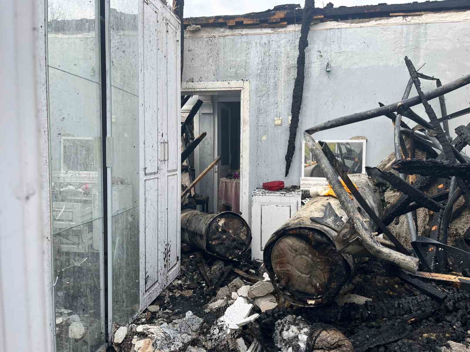 osmanelide-ev-yangini-esyalar-kullanilamaz-hale-geldi