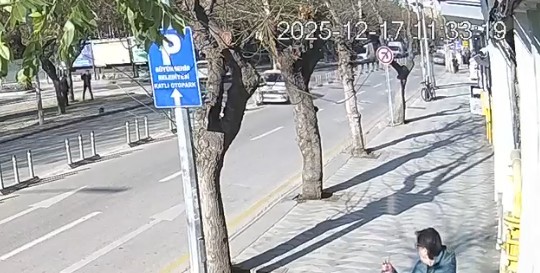 otomobile-carpan-elektrikli-bisikletin-surucusu-agir-yaralandi