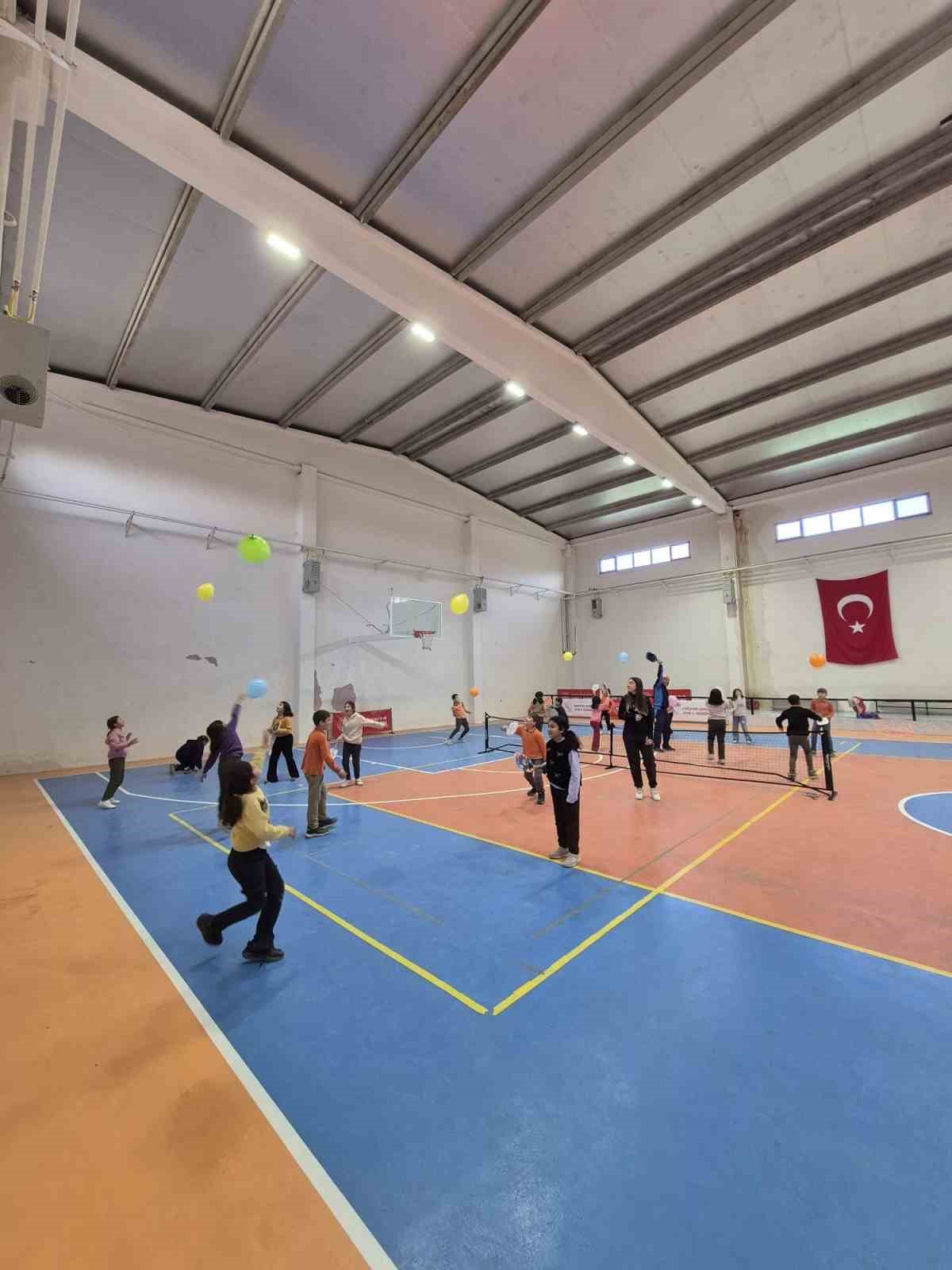 ozel-bireyler-uzmanlar-esliginde-dron-ucurmayi-deneyimledi