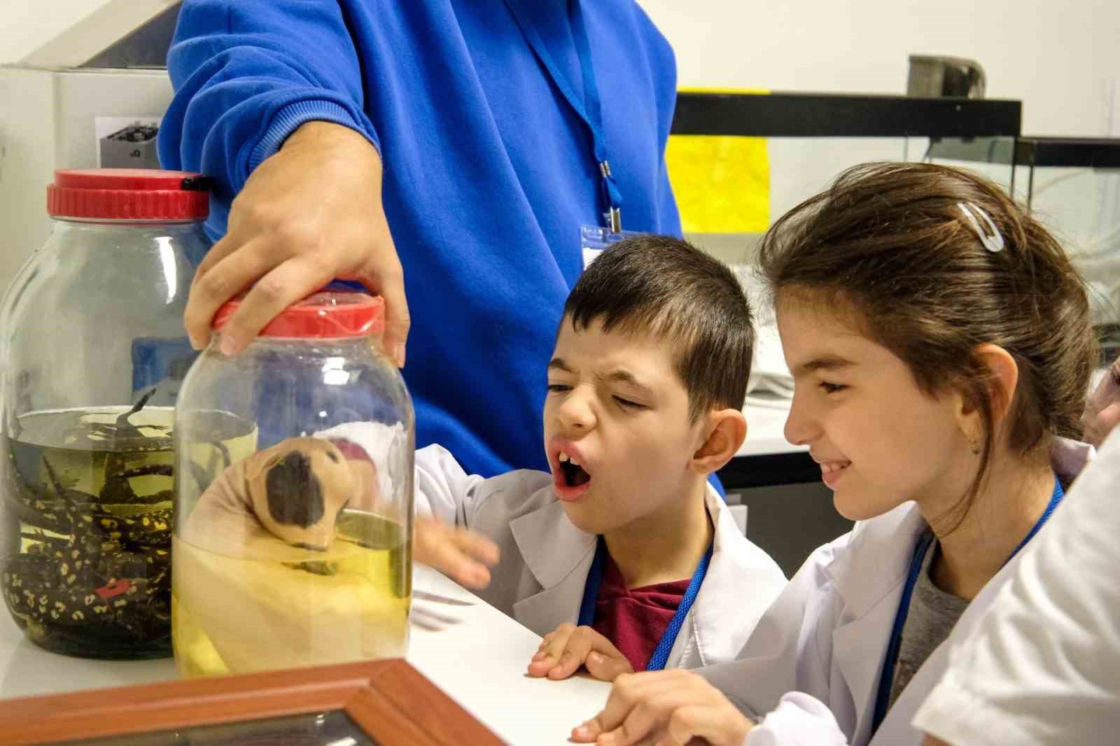 ozel-egitim-ogrencileri-bseu-de-bilimle-bulustu