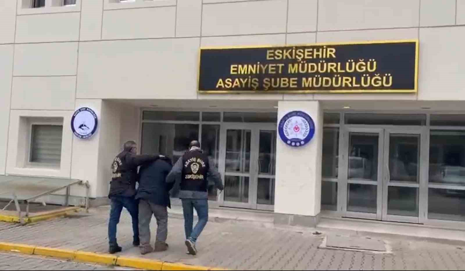 park-halindeki-aractan-oto-teyp-calan-supheli-yakalandi