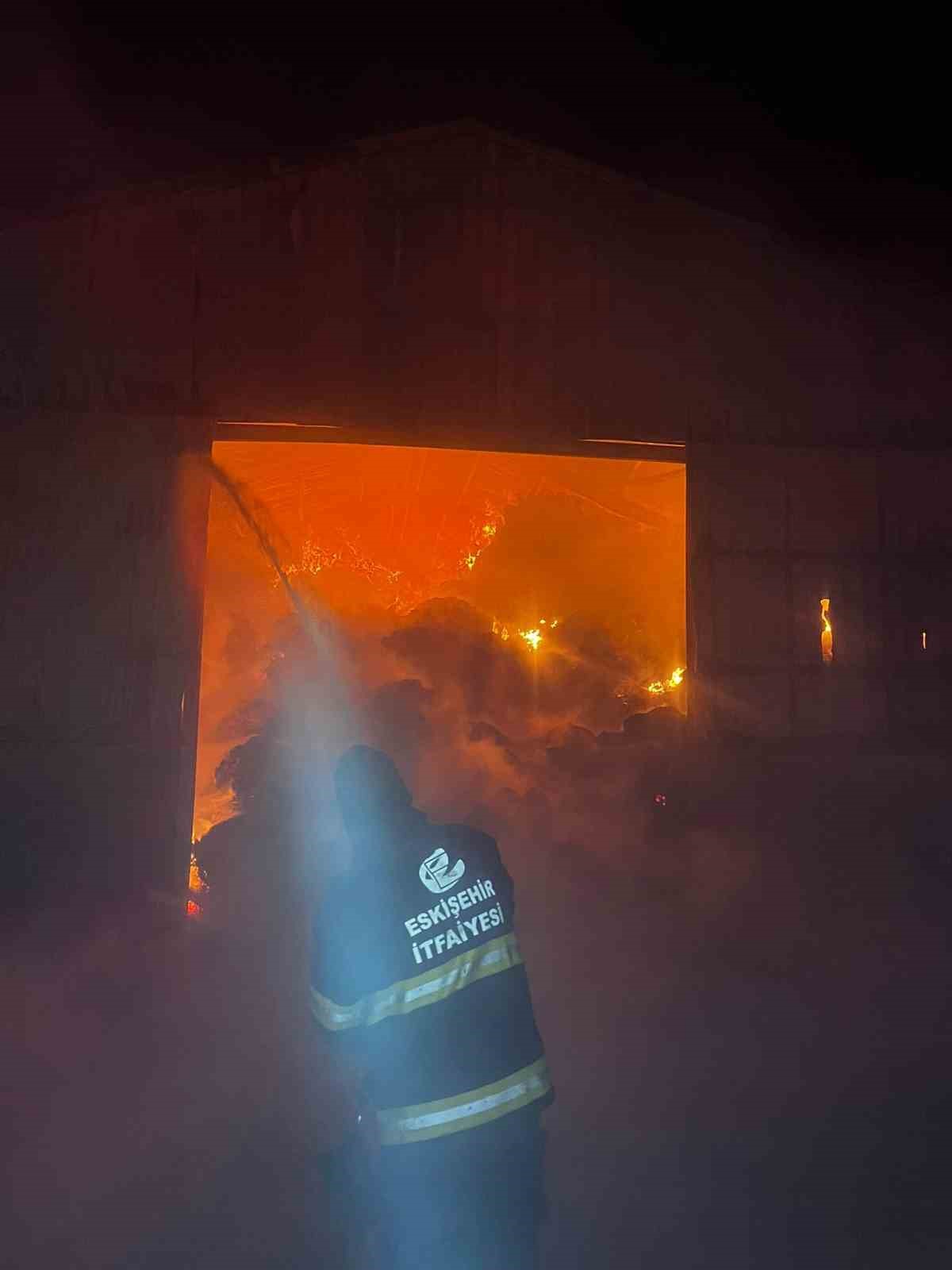 sabaha-kadar-suren-yanginda-ciftlik-kul-oldu