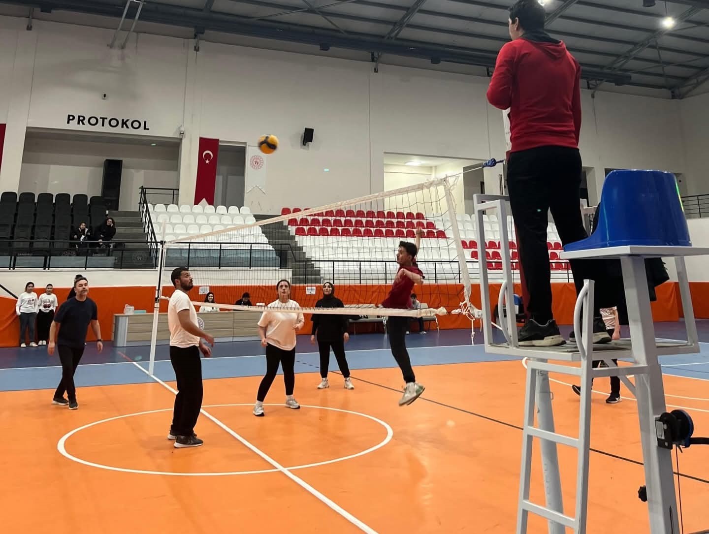 sandikli-myo-guz-donemi-voleybol-turnuvasi-sona-erdi