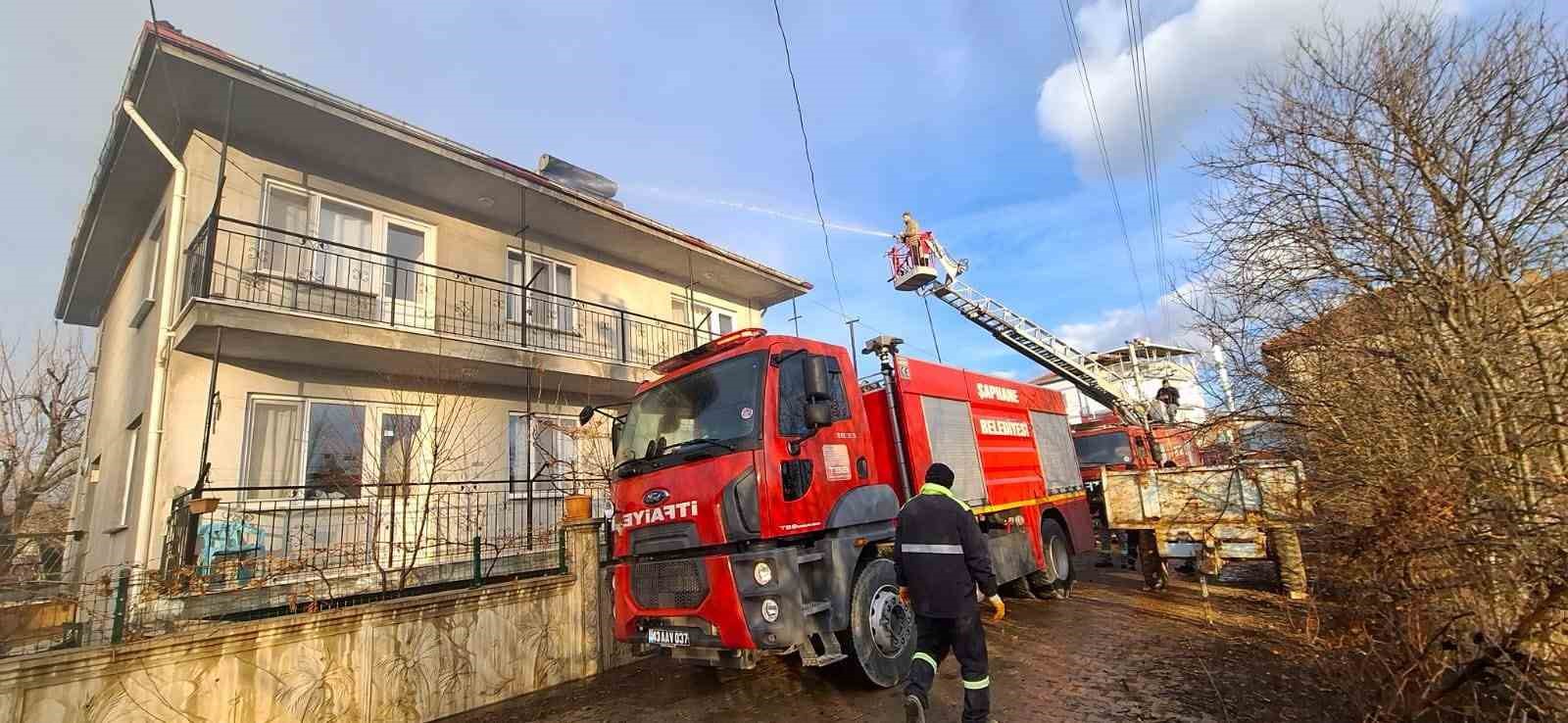 saphanede-cikan-yanginda-bir-evin-catisi-hasar-gordu