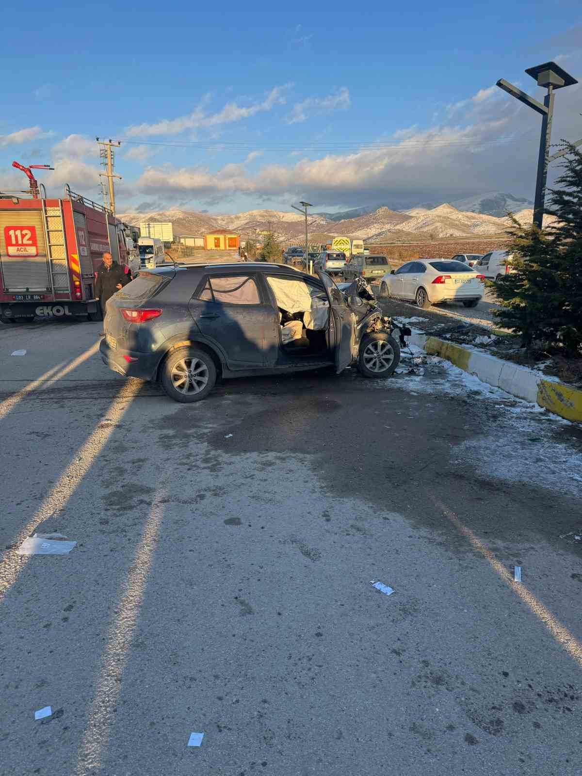 servis-araciyla-otomobil-carpisti-18-kisi-yaralandi