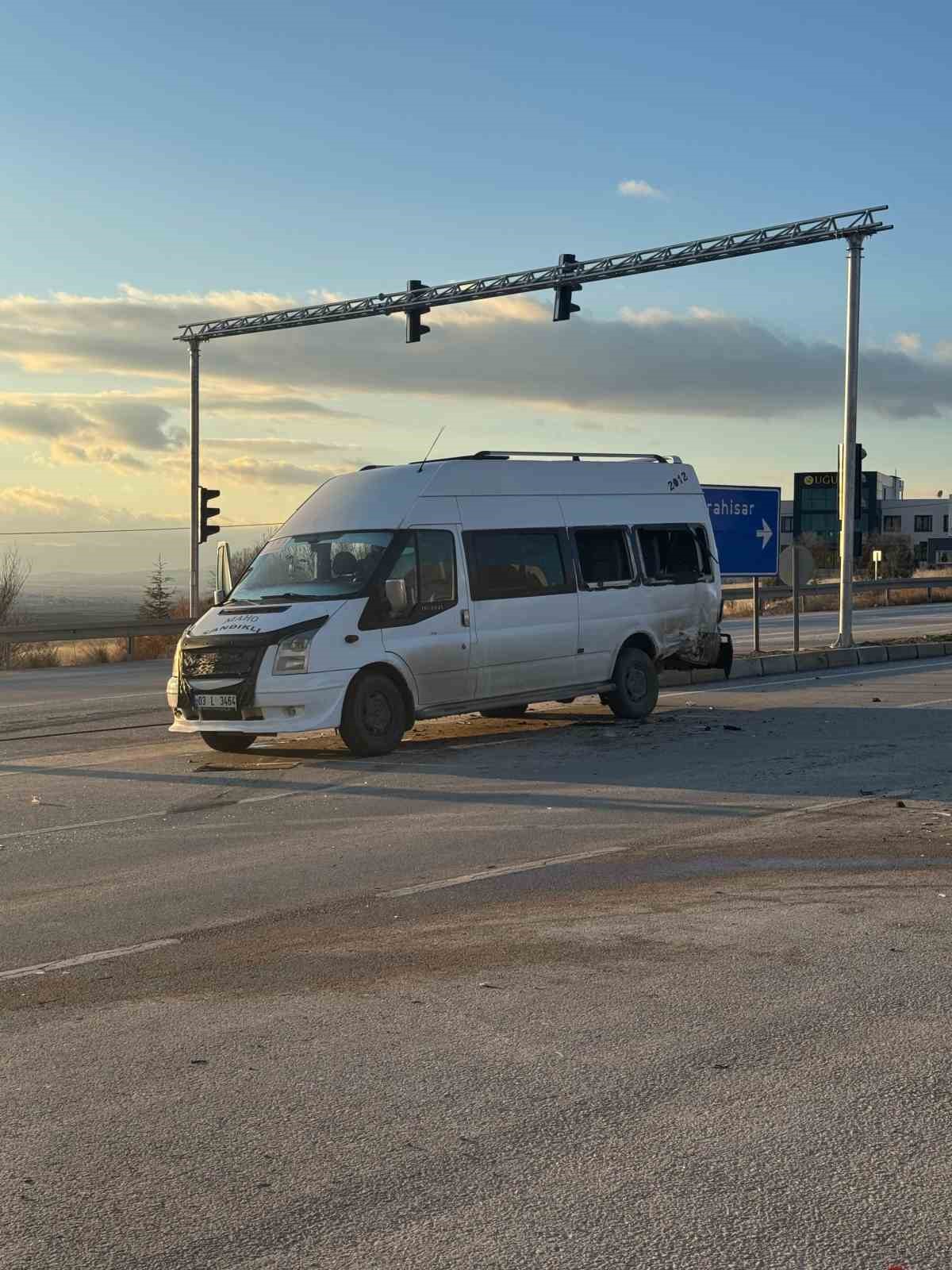 servis-araciyla-otomobil-carpisti-18-kisi-yaralandi