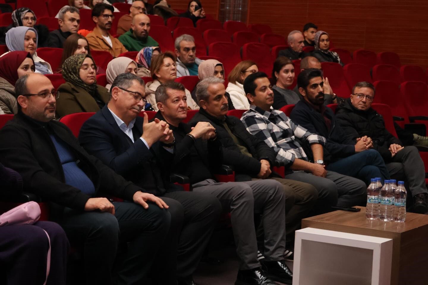 seyh-edebali-kongre-merkezinde-siir-gecesi-duzenlendi