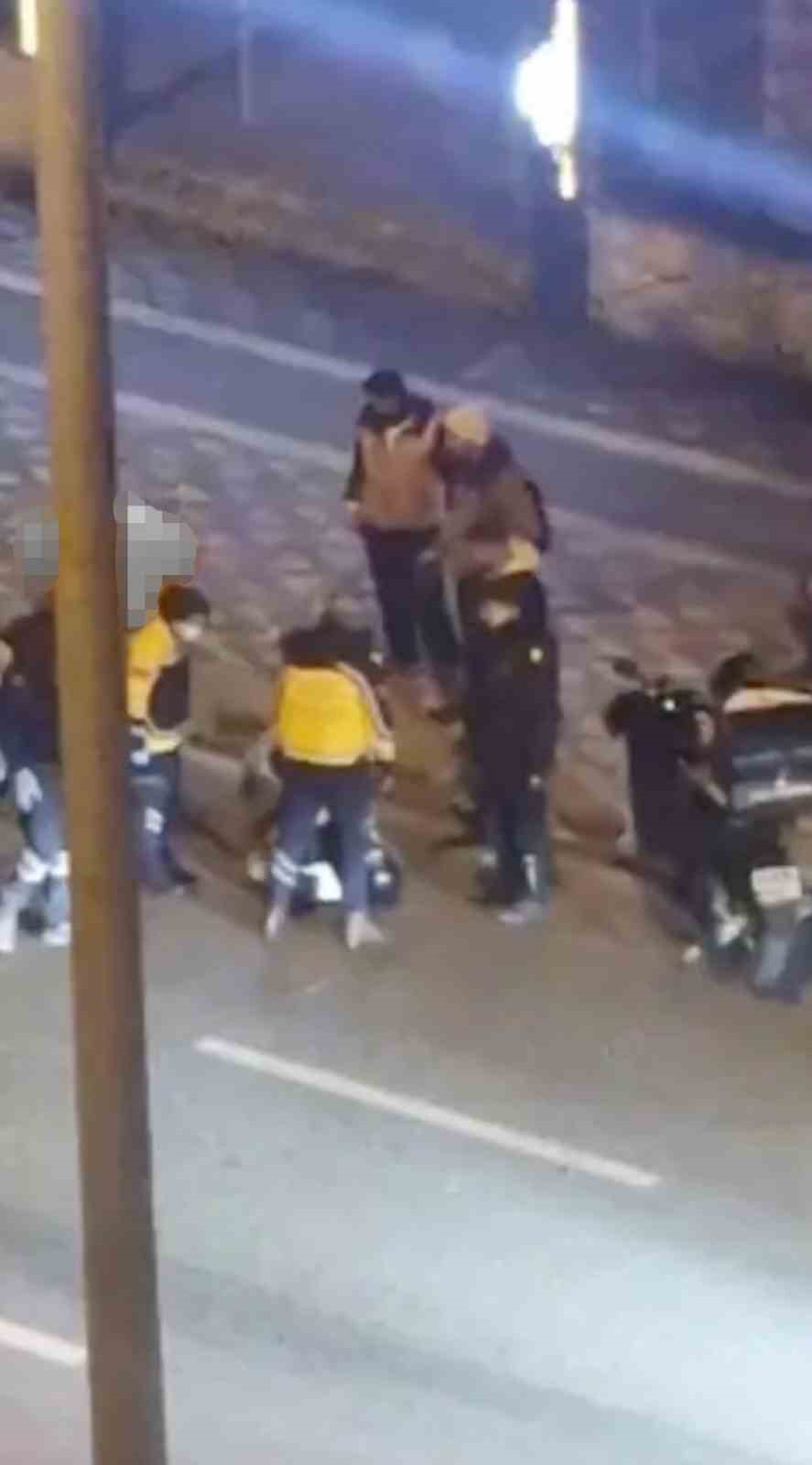 seyir-halindeyken-motosikletten-dusen-kurye-yaralandi