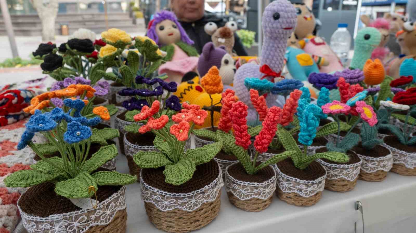 soguk-havayi-el-emegi-cicekleriyle-isitiyor