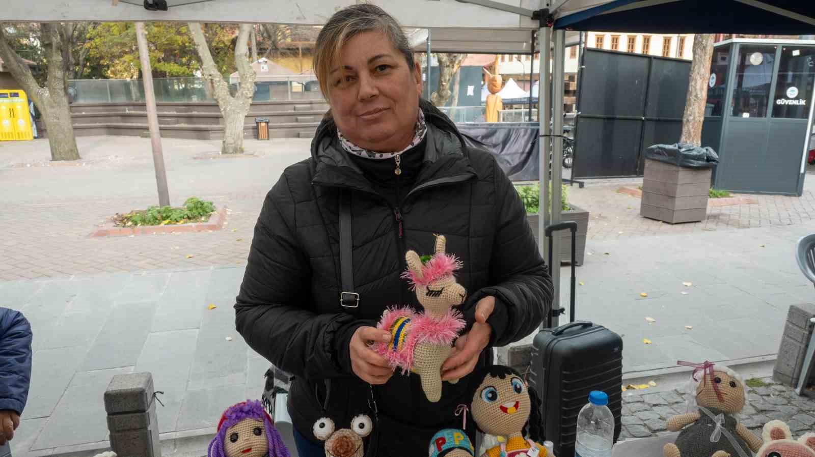 soguk-havayi-el-emegi-cicekleriyle-isitiyor