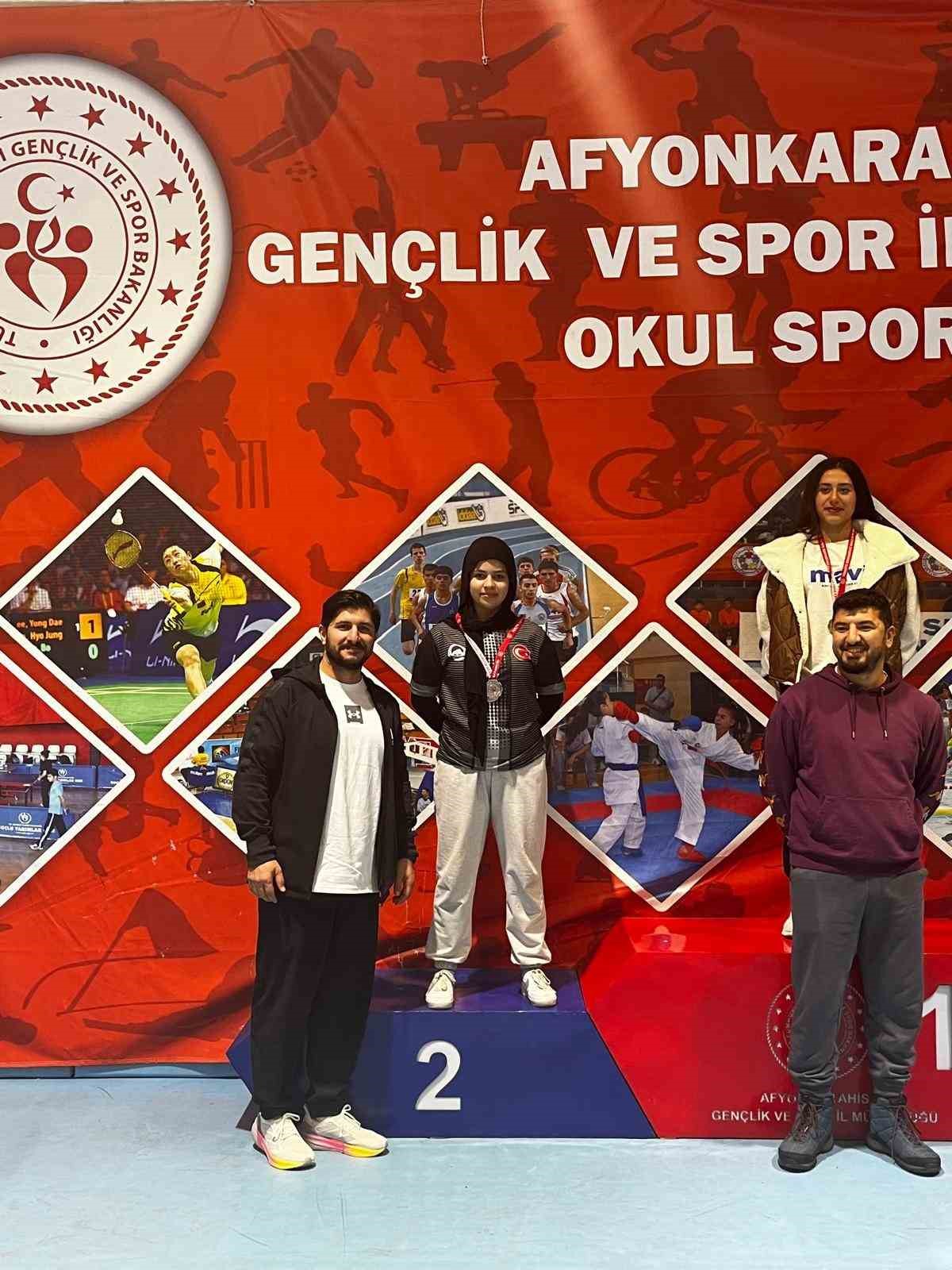 suhut-anadolu-lisesinden-tarihi-basari