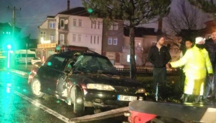 tavsanlida-orta-refujdeki-agaca-carpan-otomobildeki-2-kisi-yaralandi