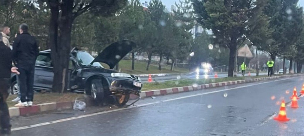 tavsanlida-otomobil-refuje-cikti-2-yarali