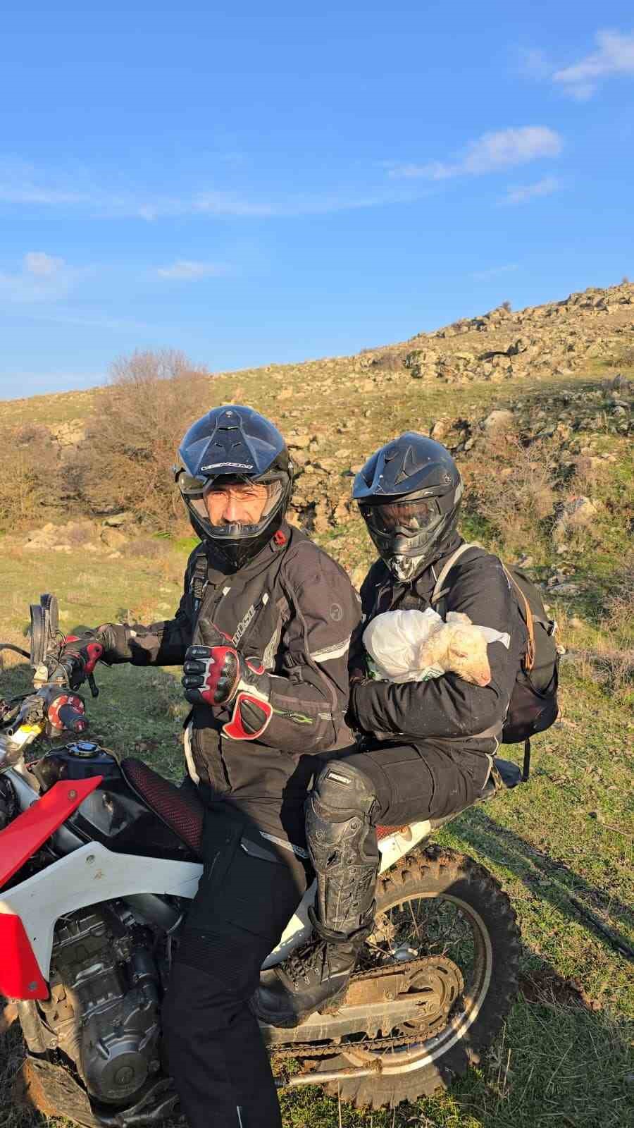 tek-basina-bulduklari-yeni-dogmus-kuzuyu-3-kilometre-otedeki-annesi-ile-kavusturdular