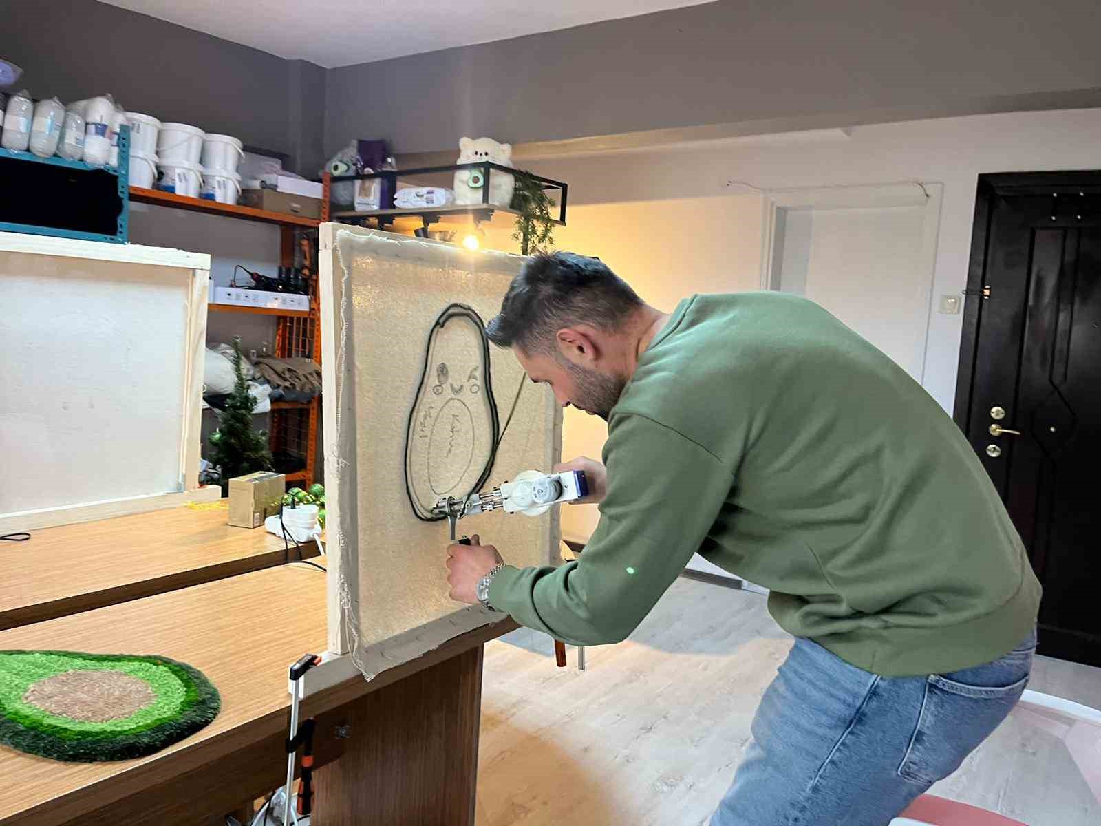 tum-birikimi-ile-actigi-hali-dokuma-atolyesinde-hayallerini-kumasa-dokuyor