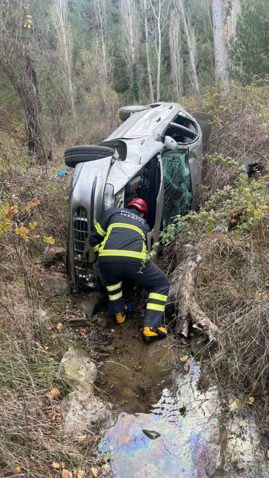 ucurumdan-yuvarlanan-aractan-burnu-bile-kanamadan-cikti